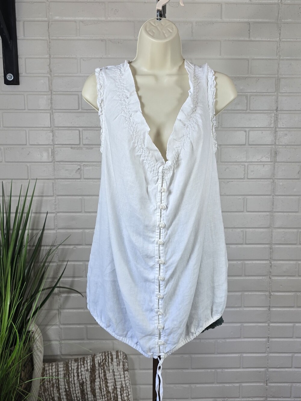 For Cynthia White Linen Blend Ruffle Trim Button Front Camisole Large